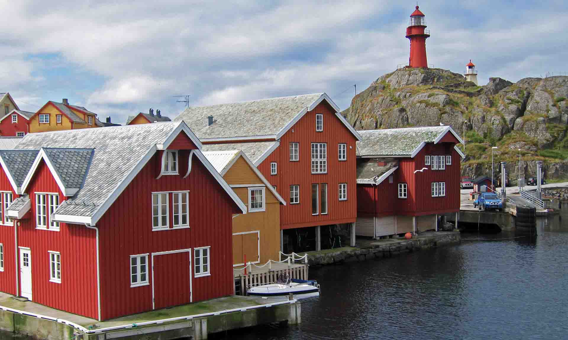 Домик в норвегии. Хютте Норвегия. Домик Хютте Норвегия. Фьорд Норвегия красный домик. Эллинги Норвегия красные.